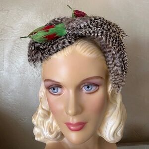 ASTOUNDING  HIG FASHION 1940's SPOTTED FEATHER HAT WITH 2 "BIRDS"/TAILS